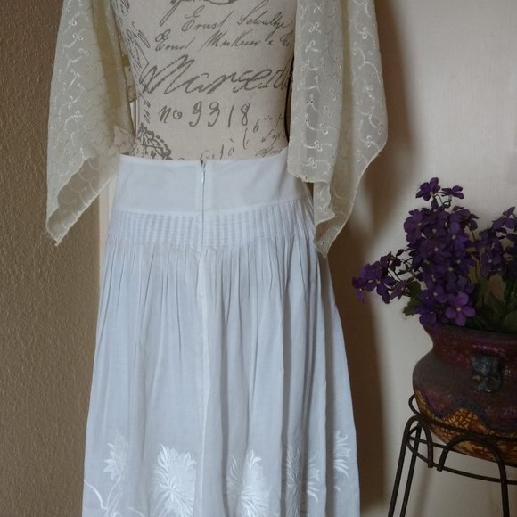 White Linen from Capri Size M (but runs Small) - Picture 7 of 8
